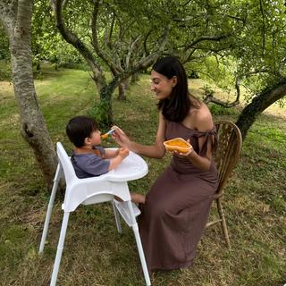 Bea feeding her little one outside with a HiPP tray meal
