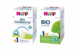 Zwei HiPP BIO Anfangsmilch 1 Packungen nebeneinander: BIO COMBIOTIK und klassische BIO Anfangsmilch mit Bio-Siegel.