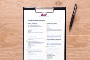 Eine Checkliste mit dem Titel "Kliniktasche-Checkliste" mit verschiedenen Artikeln zu medizinischen Vorsorgeuntersuchungen, darunter "Kleidung für die Mama", "Kleidung für den Stugling", "Hygienetikel für die Mama" und "Kliniktasche für den Papa".