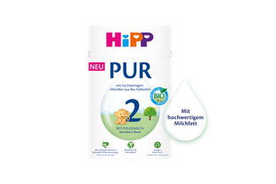 Packung HiPP PUR 2 Bio-Folgemilch mit Bio-Siegel, spielendem Baby und Baum auf grüner Wiese vor weiß-grünem Hintergrund.