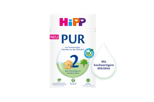 Packung HiPP PUR 2 Bio-Folgemilch mit Bio-Siegel, spielendem Baby und Baum auf grüner Wiese vor weiß-grünem Hintergrund.