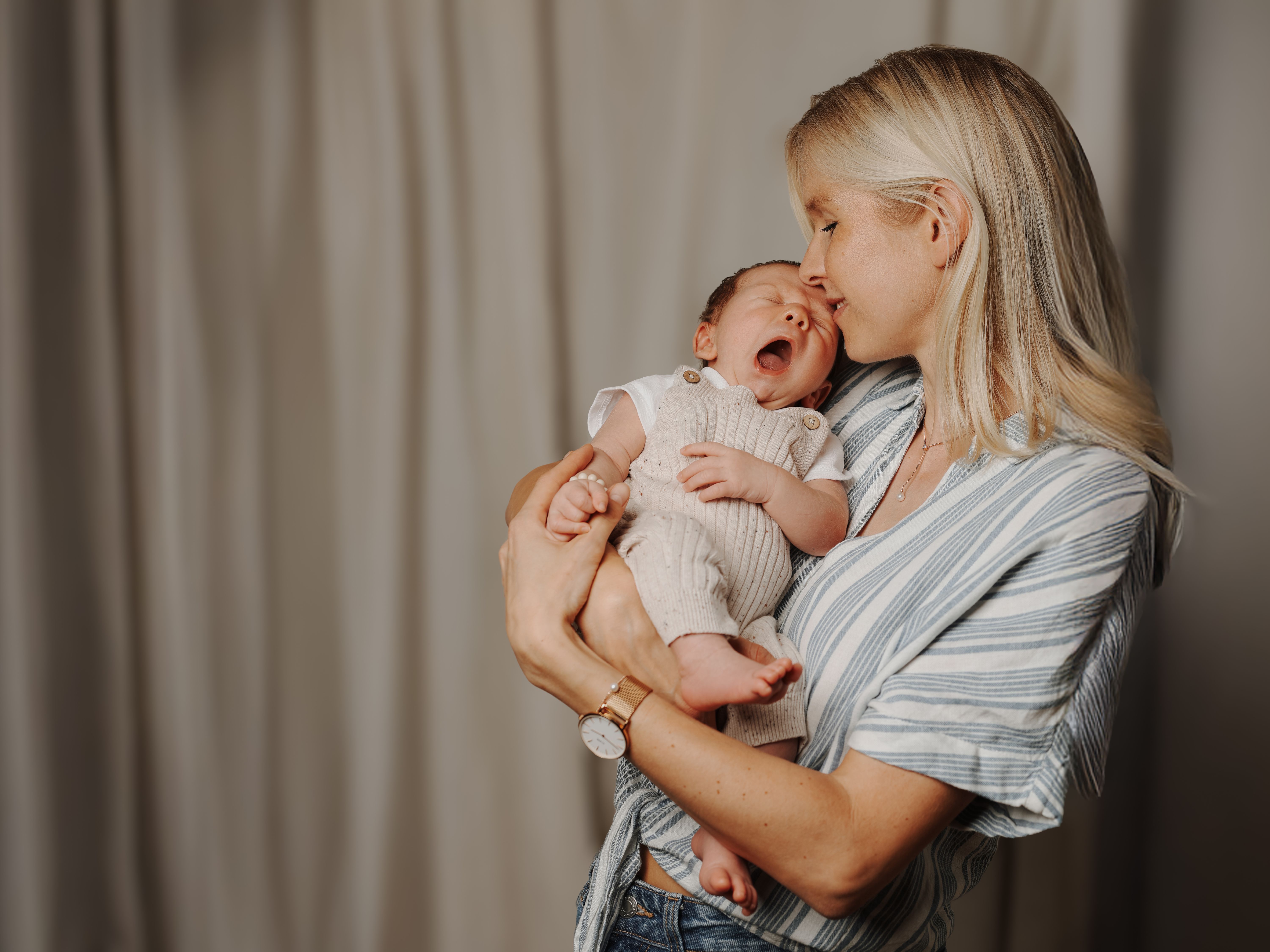 Frau mit Baby auf dem Arm