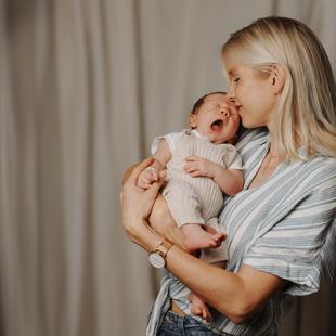 Frau mit Baby auf dem Arm