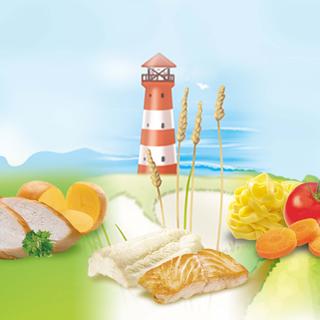 Eine malerische Landschaft mit einem Leuchtturm, einem Strand und einer Vielzahl von Gemüse- und Fischsorten, begleitet von den deutschen Texten "Fleisch", "Fisch" und "Vegetarisch/Vegan".