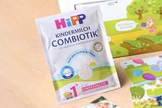 Packung HiPP Kindermilch Combiotik mit bunter Schrift und Illustrationen auf hellem Untergrund