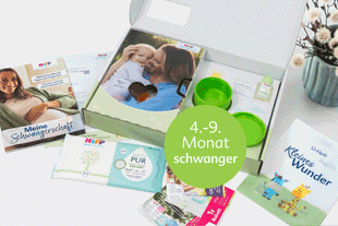 Geöffnete HiPP Mein BabyClub Geschenkbox mit Broschüren, Proben und grünen Dosen für Schwangere im 4.–9. Monat