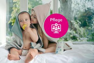 Zwei Kinder sitzen auf einem Bett, eines hält ein Handtuch über den Kopf, im Vordergrund steht eine Flasche Pflegeprodukt, daneben ein pinkfarbener Kreis mit dem Wort 'Pflege' und einem Monitor-Symbol