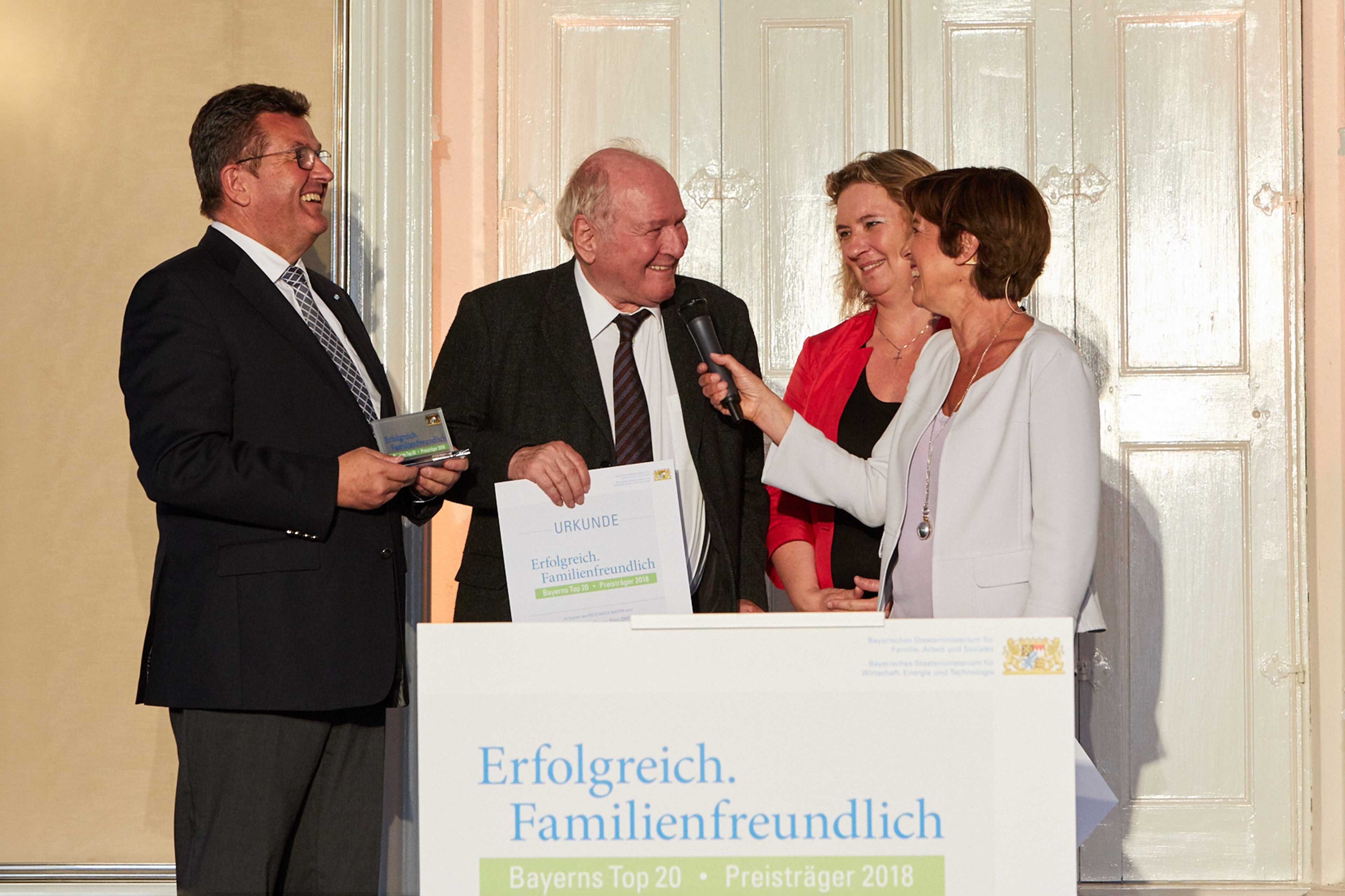 Bayerns Arbeits- und Familienministerin Kerstin Schreyer und Wirtschaftsminister Franz Josef Pschierer ehren Professor Dr. Claus Hipp für die familienfreundliche Unternehmenspolitik bei HiPP.