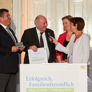Bayerns Arbeits- und Familienministerin Kerstin Schreyer und Wirtschaftsminister Franz Josef Pschierer ehren Professor Dr. Claus Hipp für die familienfreundliche Unternehmenspolitik bei HiPP.