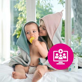 Baby und älteres Geschwister kuscheln nach dem Baden in Kapuzenhandtüchern, mit HiPP Pflegeprodukt und Webinar-Symbol im Vordergrund