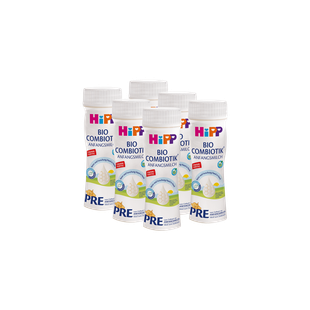 Sechserpack 200-ml-Fläschchen HiPP Bio Combiotik Anfangsmilch PRE vor schwarzem Hintergrund angeordnet