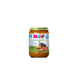 HiPP Bio Babyglas Couscous-Gemüse-Pfanne ab 6. Monat, vegetarisches Menü im Glas vor schwarzem Hintergrund