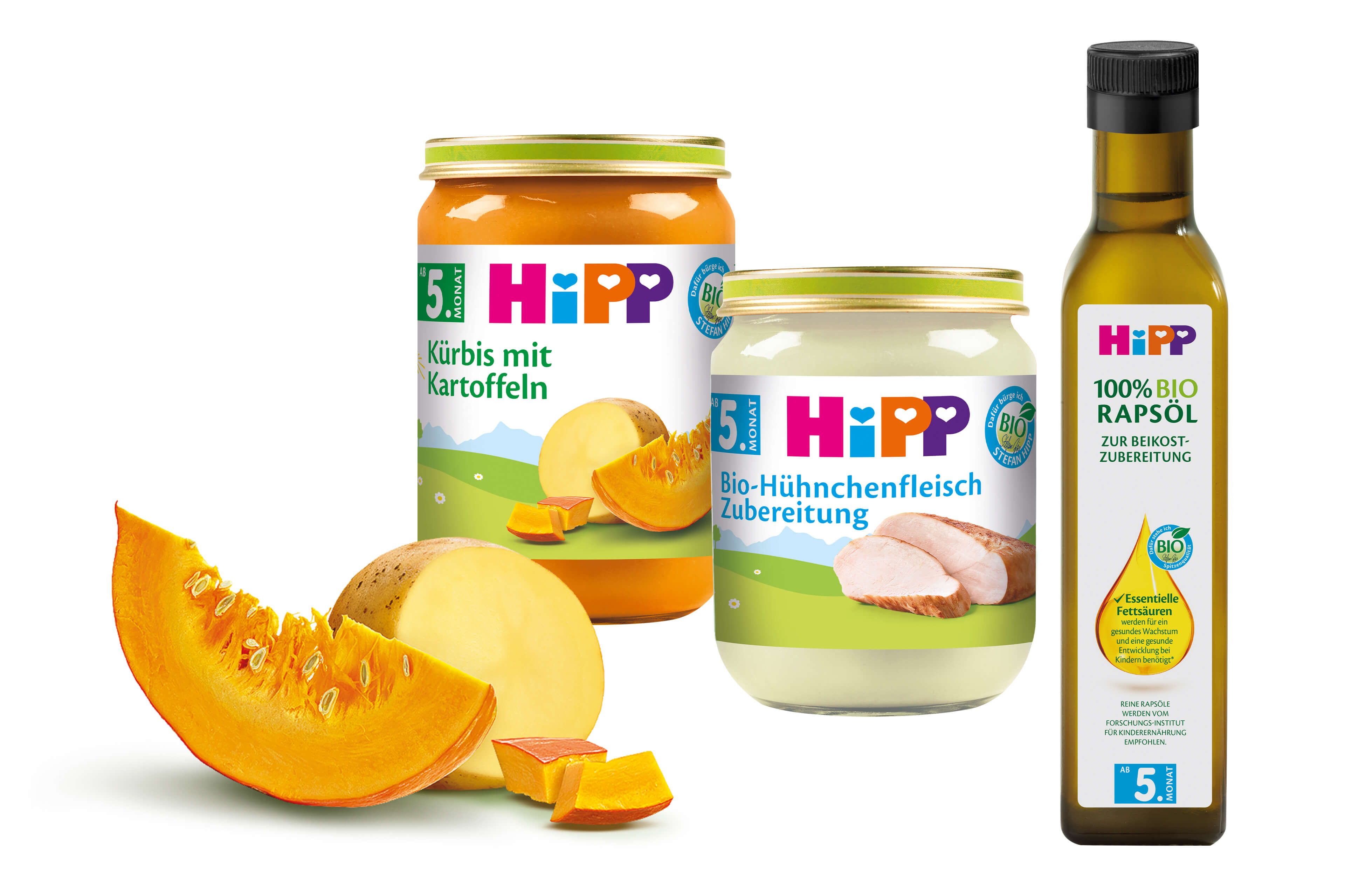 Eine Reihe von Babynahrungsprodukten der Marke "Hipp", darunter Gläser mit Kürbis- und Süßkartoffelpüree, ein Glas mit Babynahrung auf Truthahnbasis und eine Flasche mit Rapsöl.