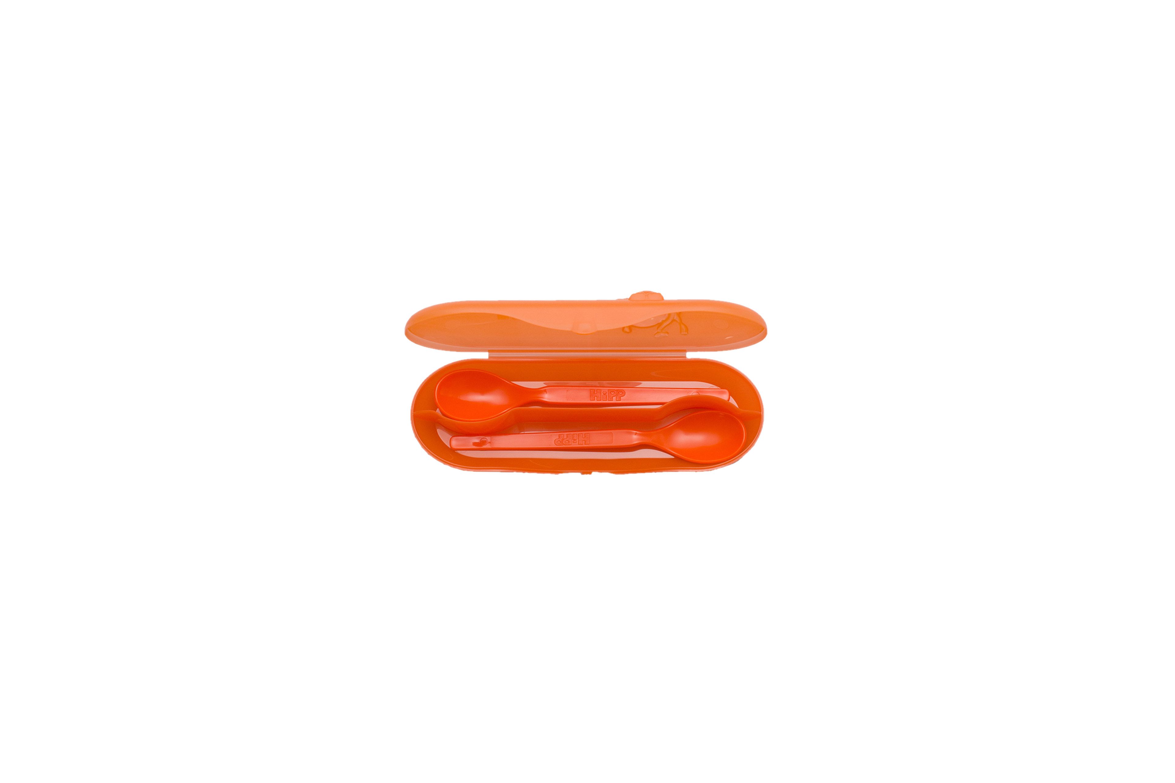 Orange HiPP Löffelbox mit geöffnetem Deckel und zwei Babylöffeln für unterwegs auf weißem Hintergrund