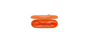 Orange HiPP Löffelbox mit geöffnetem Deckel und zwei Babylöffeln für unterwegs auf weißem Hintergrund
