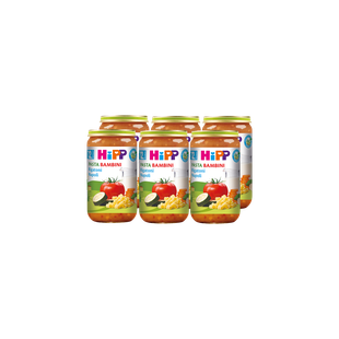 Sechserpack HiPP Pasta Bambini Rigatoni Napoli Gläschen, 6×250g Bio-Kindermenü vor schwarzem Hintergrund