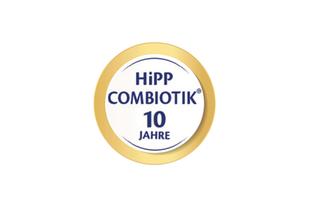 Rundes HiPP COMBIOTIK Siegel mit goldenem Rand und Aufschrift „HiPP COMBIOTIK 10 Jahre“ auf weißem Hintergrund