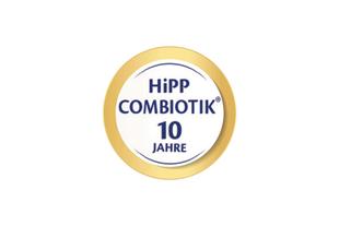Rundes HiPP COMBIOTIK Siegel mit goldenem Rand und Aufschrift „HiPP COMBIOTIK 10 Jahre“ auf weißem Hintergrund