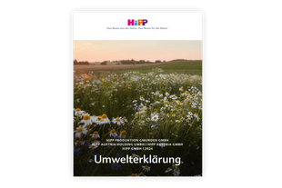 Älterer Mann und kleines Kind lachen gemeinsam auf einer blühenden Wiese bei Sonnenuntergang, HiPP Verantwortungsbericht-Cover.