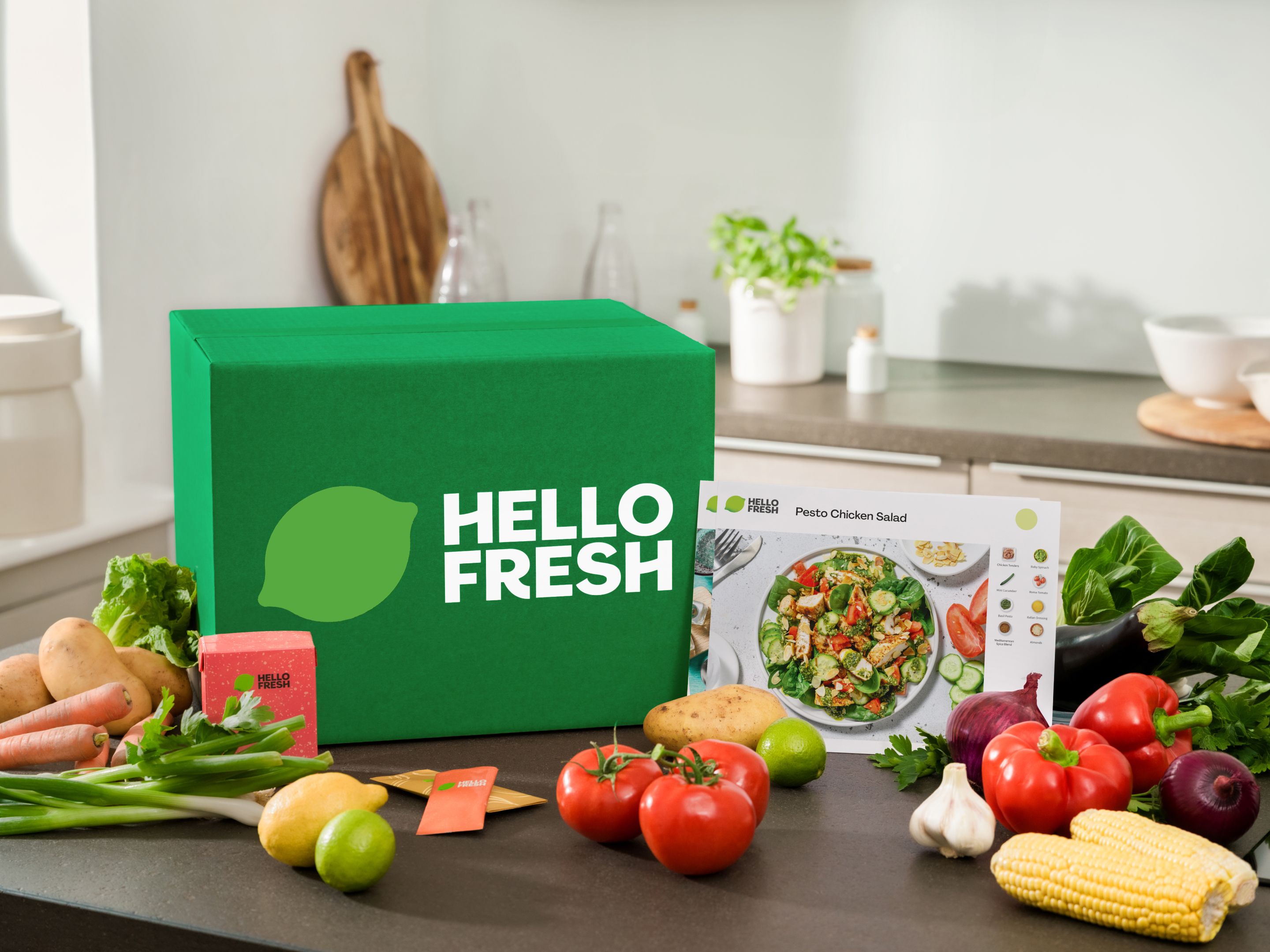 hellofresh Box auf Küchenplatte, Gemüse rings herum