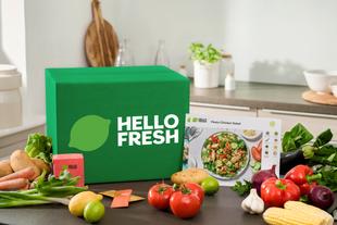 hellofresh Box auf Küchenplatte, Gemüse rings herum