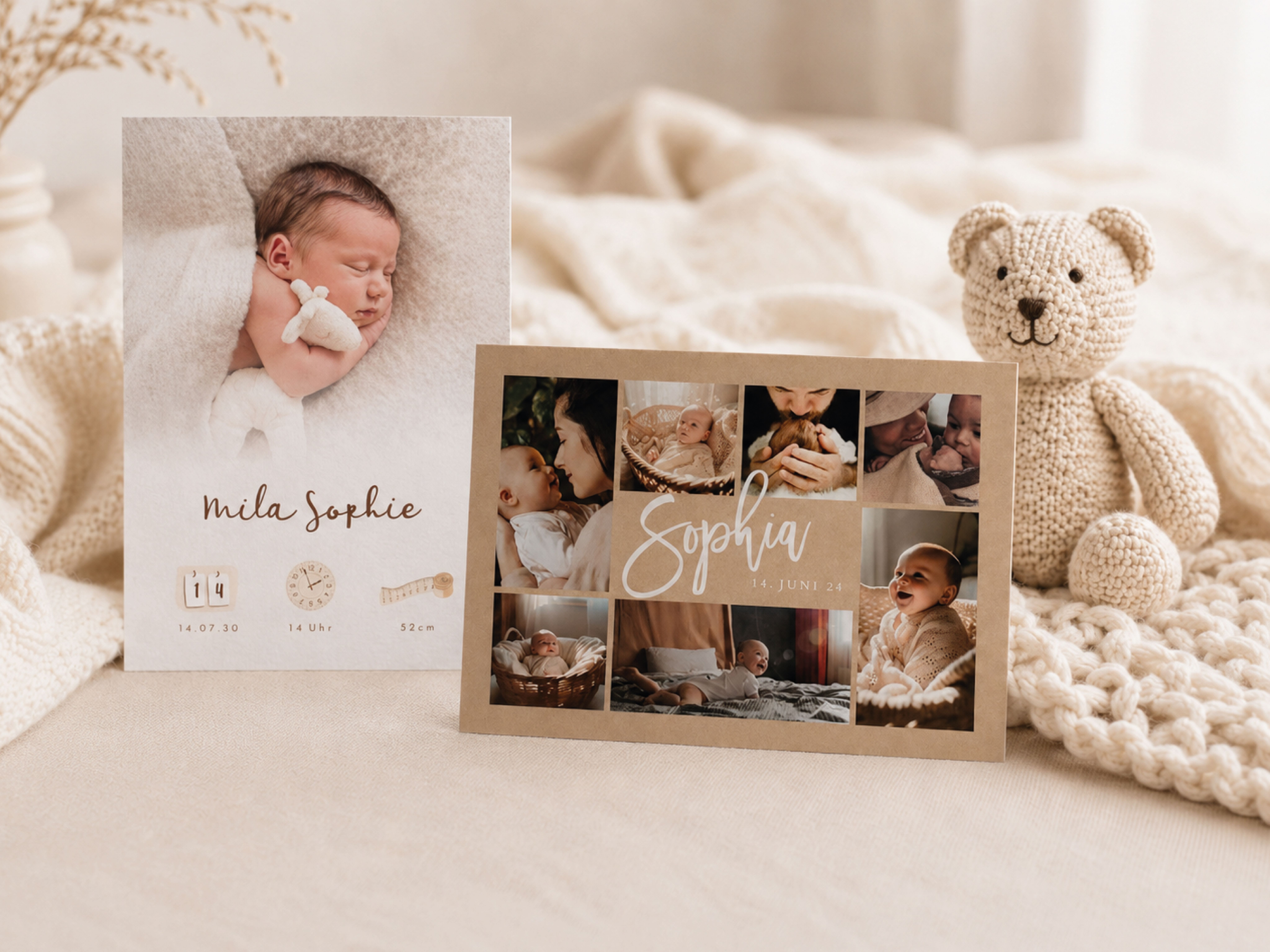 2 babykarten stehen auf einem Bett, daneben ein kleiner Teddy