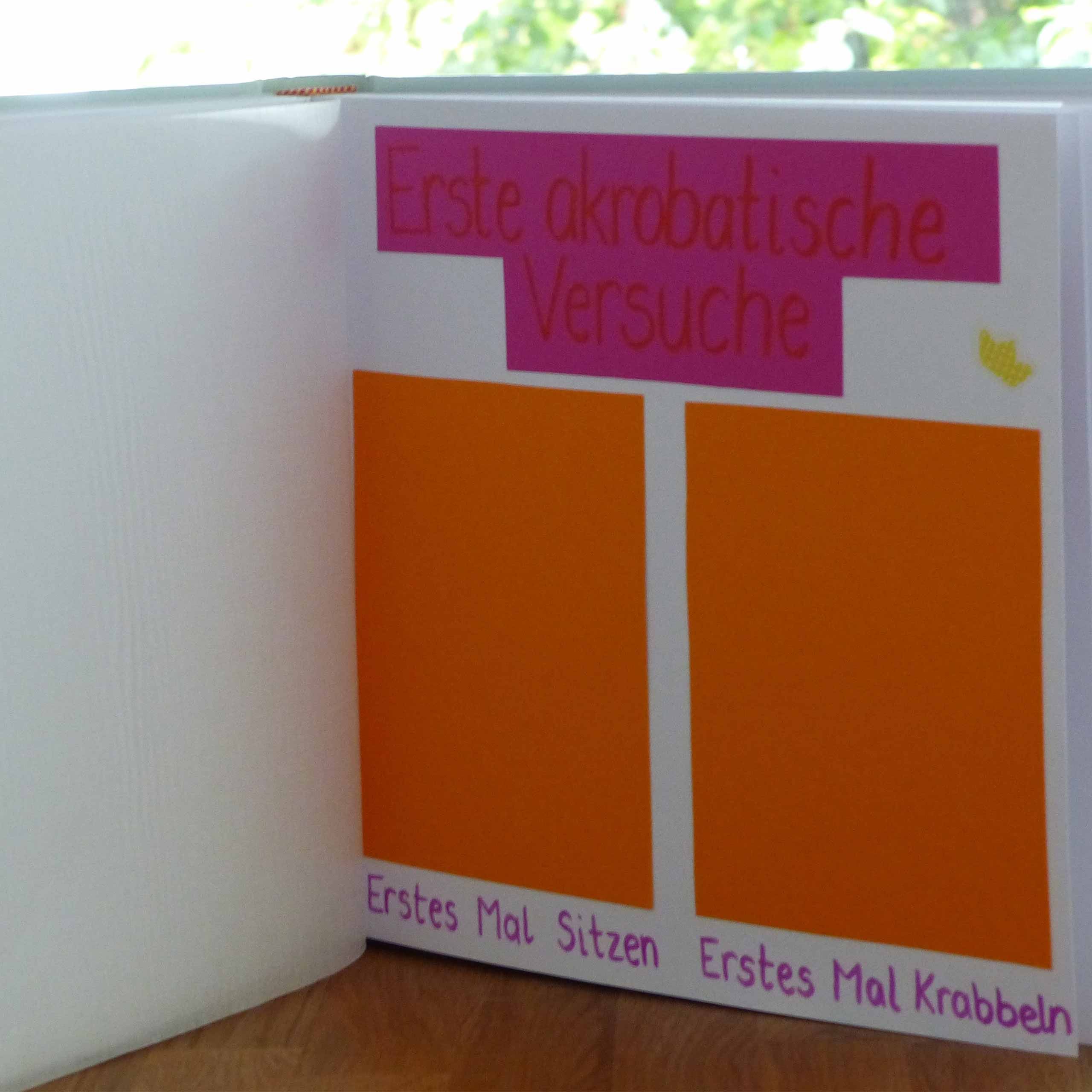 Ein Sammelalbum mit dem Titel "Erste akrobationale Versuche" mit zwei leeren orangefarbenen rechteckigen Feldern, eines beschriftet mit "Erstes Mal Sitzen" und das andere mit "Erstes Mal Krabben".