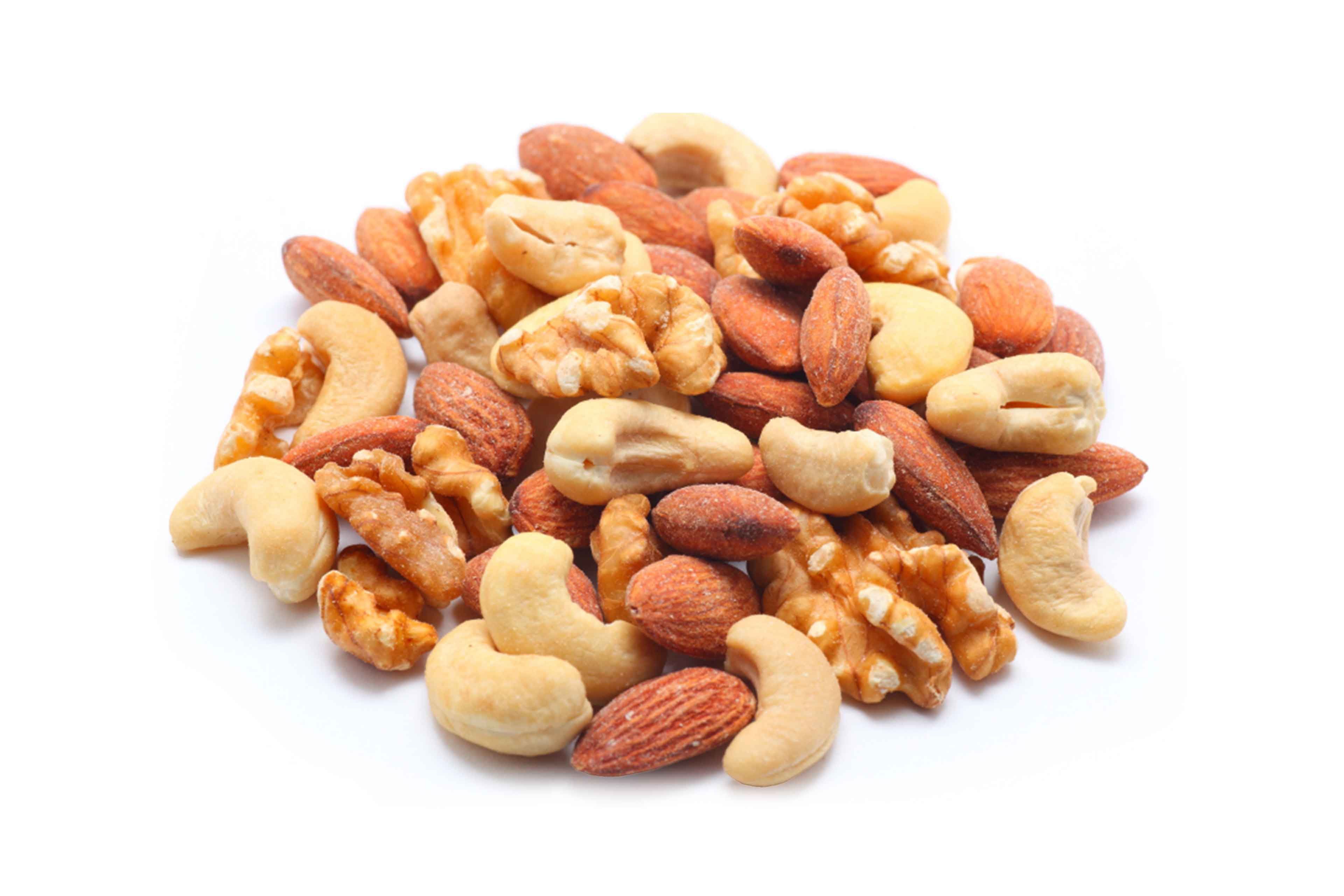 Eine Vielzahl von Nüssen, darunter Mandeln, Walnüsse und Cashews, die auf einem Haufen angeordnet sind.