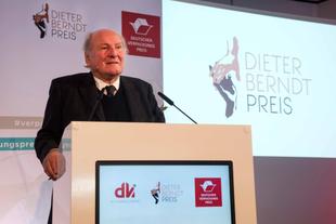 Älterer Mann spricht am Rednerpult bei der Verleihung des Dieter-Berndt-Preises des Deutschen Verpackungsinstituts.