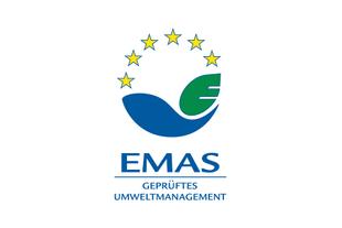 EMAS-Logo mit blau-grüner Umweltgrafik, EU-Sternenkreis und Schriftzug „EMAS – Geprüftes Umweltmanagement“.