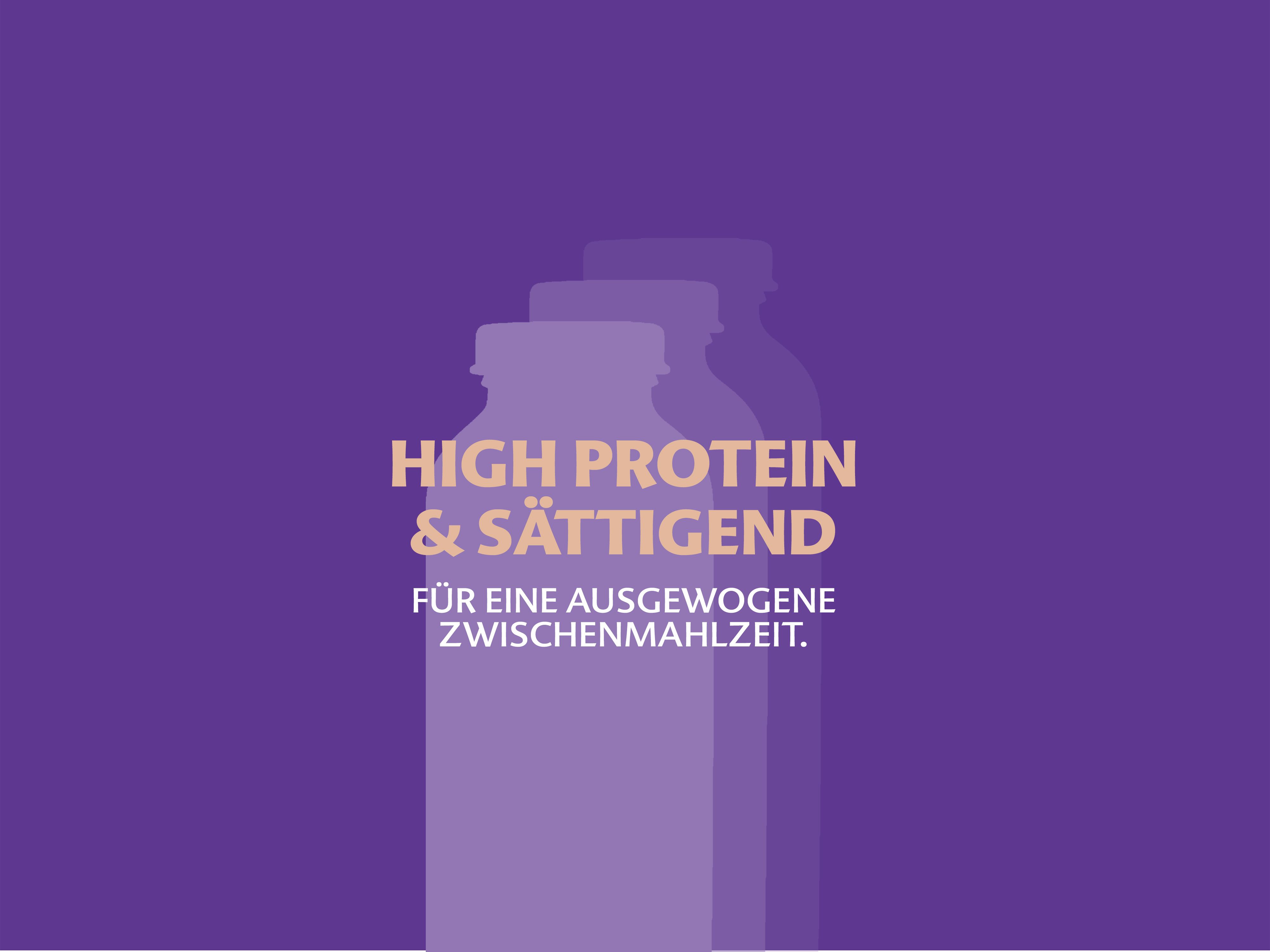 Drei überlappende Flaschen mit dem Text 'HIGH PROTEIN & SÄTTIGEND FÜR EINE AUSGEWOGENE ZWISCHENMAHLZEIT' auf violettem Hintergrund