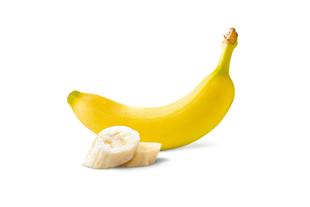 Eine Banane mit ihrer Schale und einer daneben liegenden geschnittenen Portion.