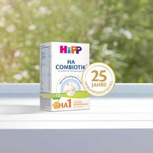 Packung HiPP HA 1 Combiotik mit Siegel "25 Jahre Immunforschung" vor unscharf grünem Hintergrund