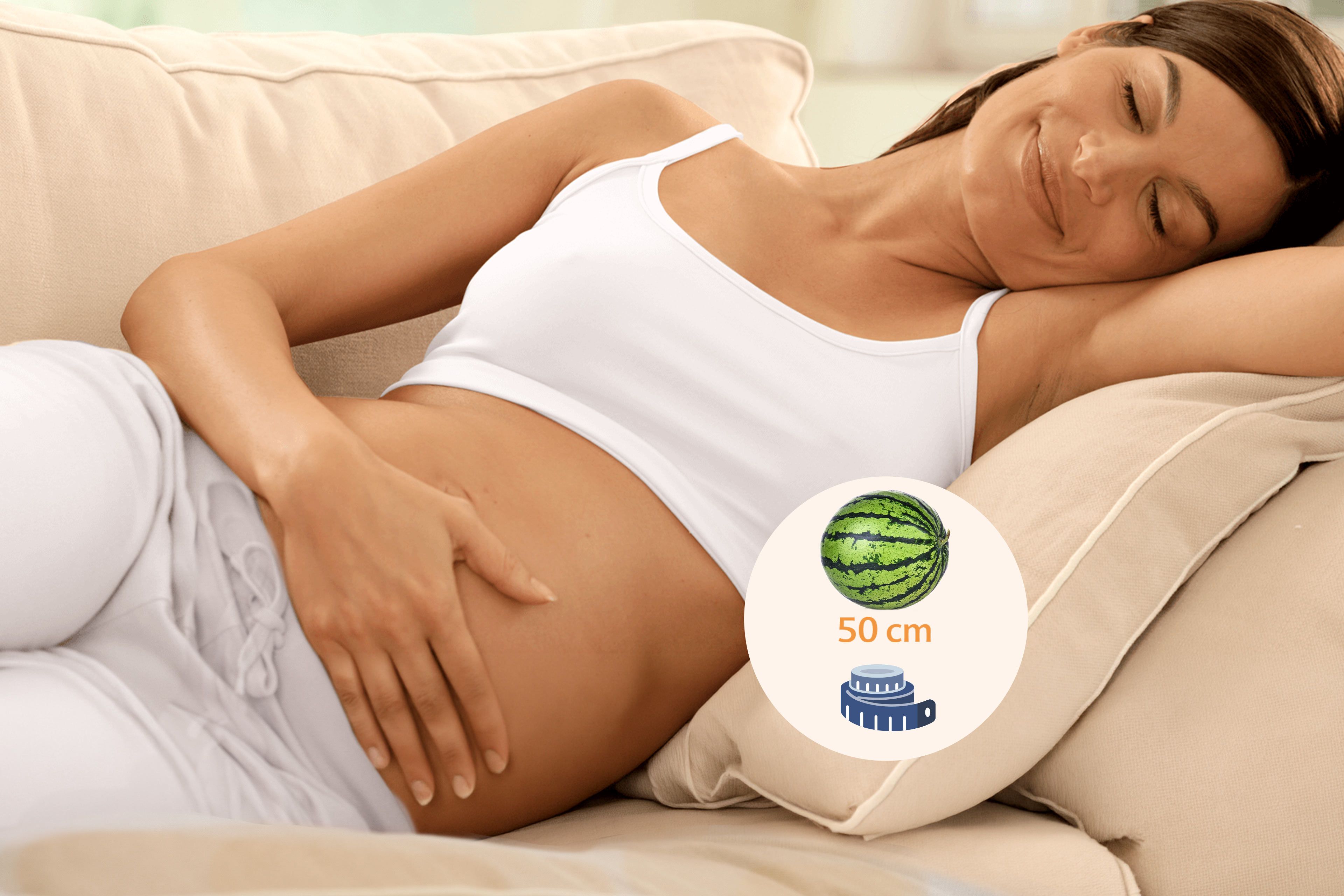 Eine Frau, die sich auf einer Couch ausruht, auf der eine Wassermelone und ein Maßband liegen, beide beschriftet mit einem Abstand von 50 cm.