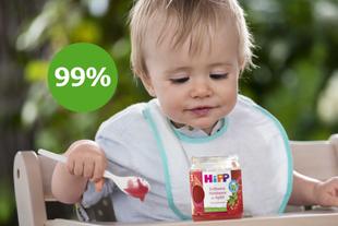 Baby im Hochstuhl mit Lätzchen isst HiPP Premium Früchte „Erdbeere Himbeere in Apfel“, daneben grüner Kreis mit „99 %“.
