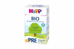 Packung HiPP BIO PRE Anfangsmilch mit bunter HiPP-Logoaufschrift und grüner Landschaftsgrafik auf der Vorderseite.