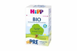Packung HiPP BIO PRE Anfangsmilch mit bunter HiPP-Logoaufschrift und grüner Landschaftsgrafik auf der Vorderseite.
