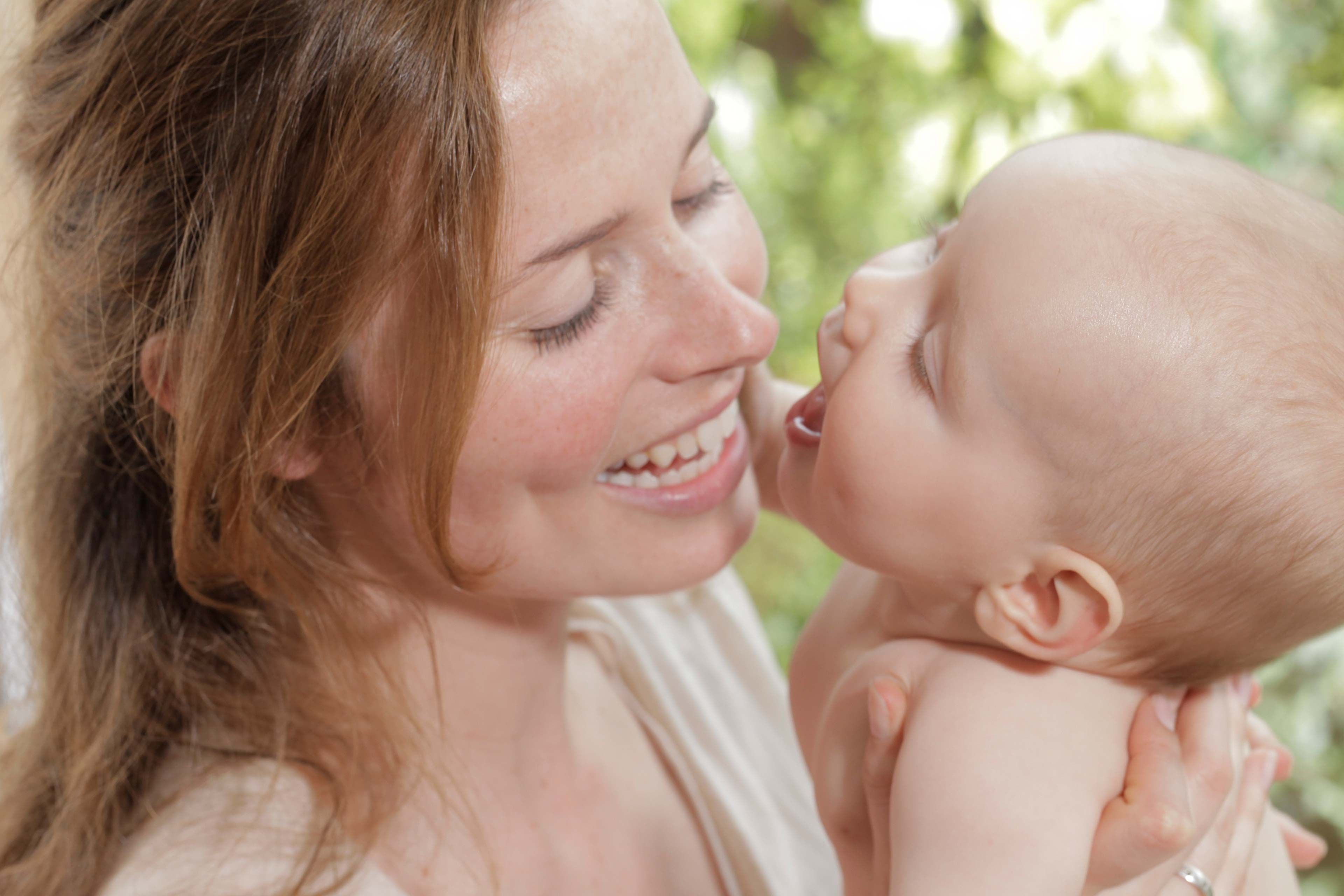 Ein zärtlicher Moment zwischen Mutter und Baby