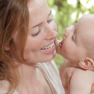 Ein zärtlicher Moment zwischen Mutter und Baby