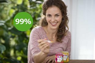 Lächelnde Mutter füttert HiPP Premium Früchte aus dem Gläschen, daneben grüner Kreis mit „99 %“ Weiterempfehlung.