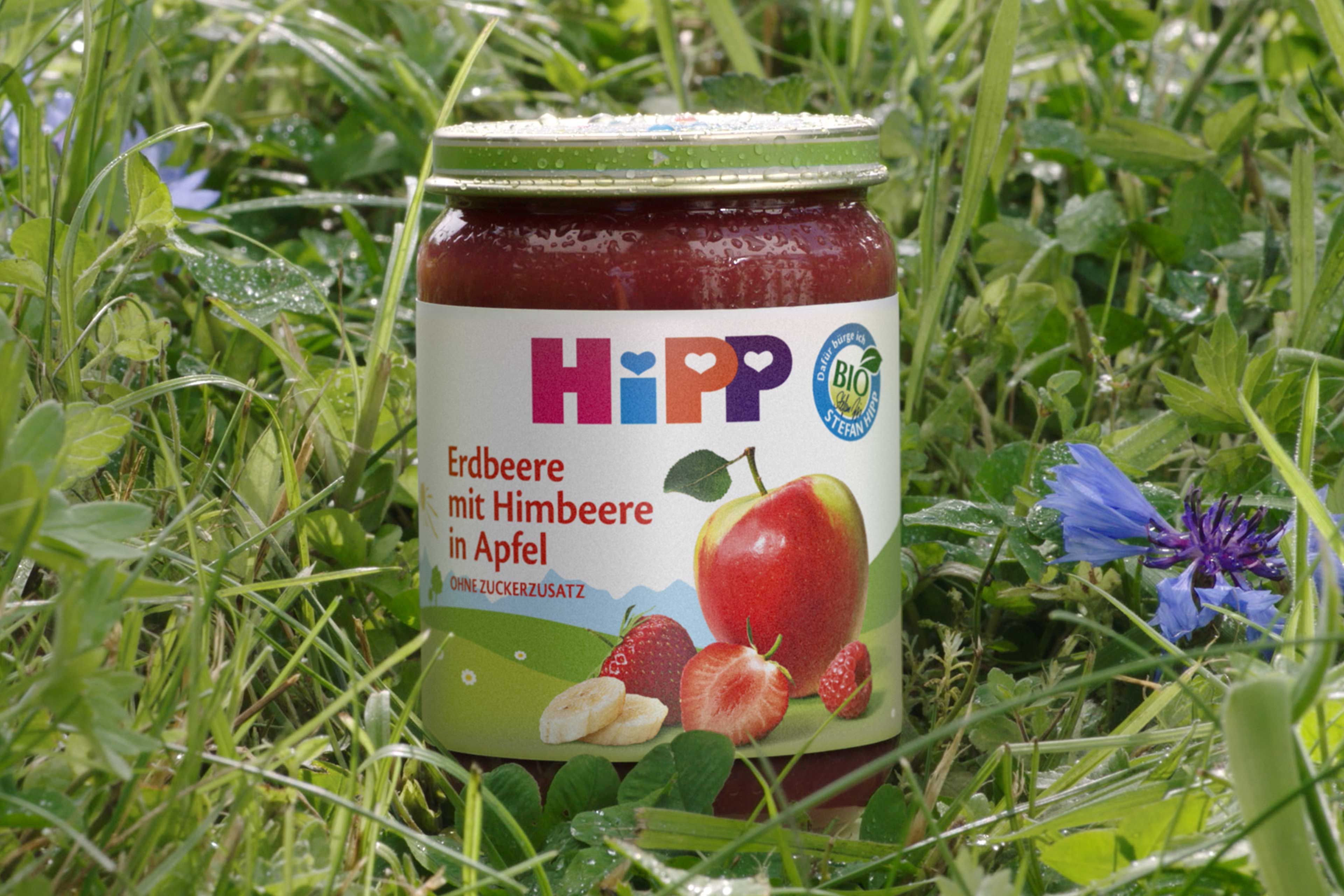 HiPP Gläschen steht im Gras