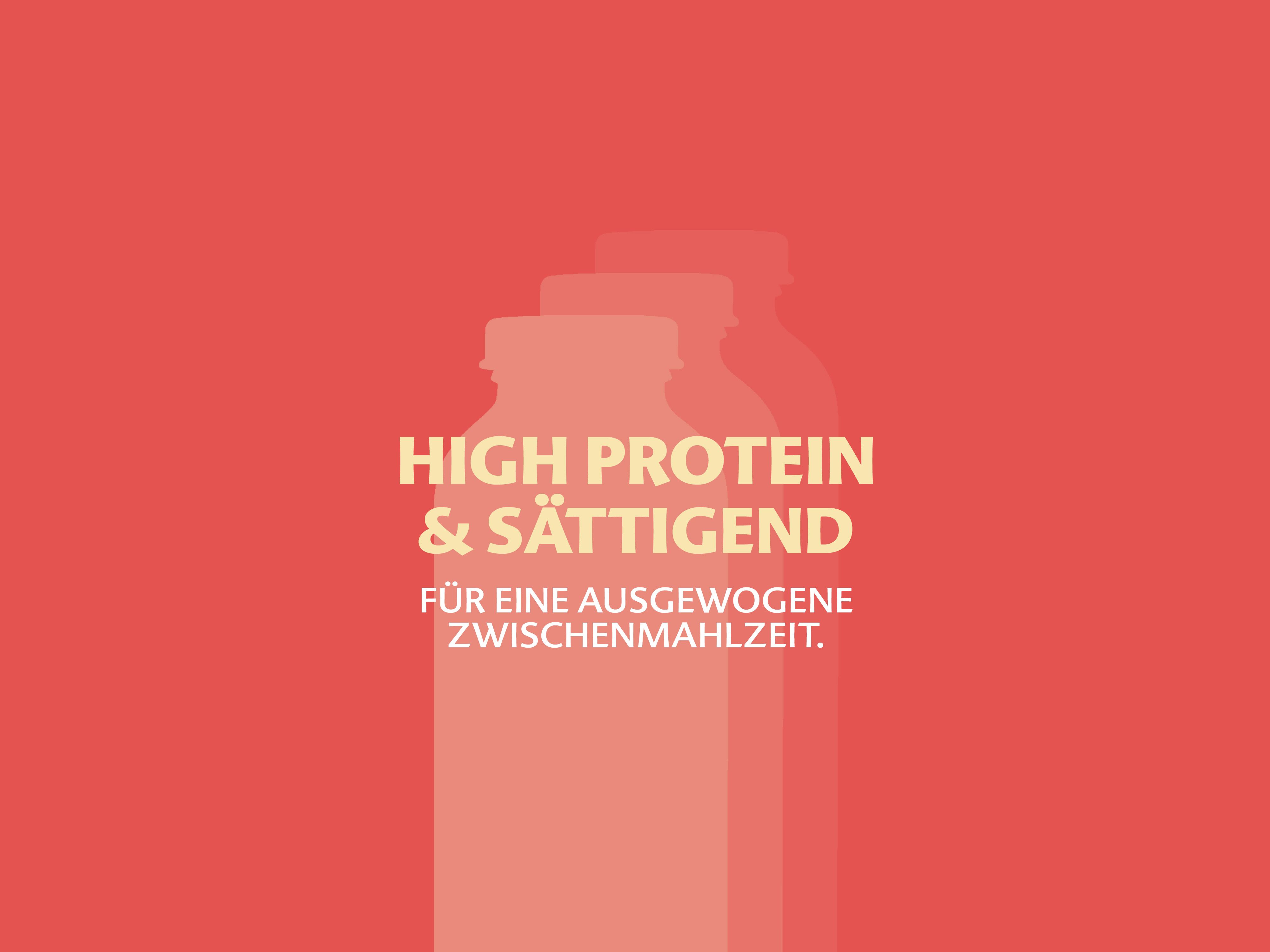 Drei schemenhafte Flaschen vor rotem Hintergrund mit dem Text 'HIGH PROTEIN & SÄTTIGEND FÜR EINE AUSGEWOGENE ZWISCHENMAHLZEIT'