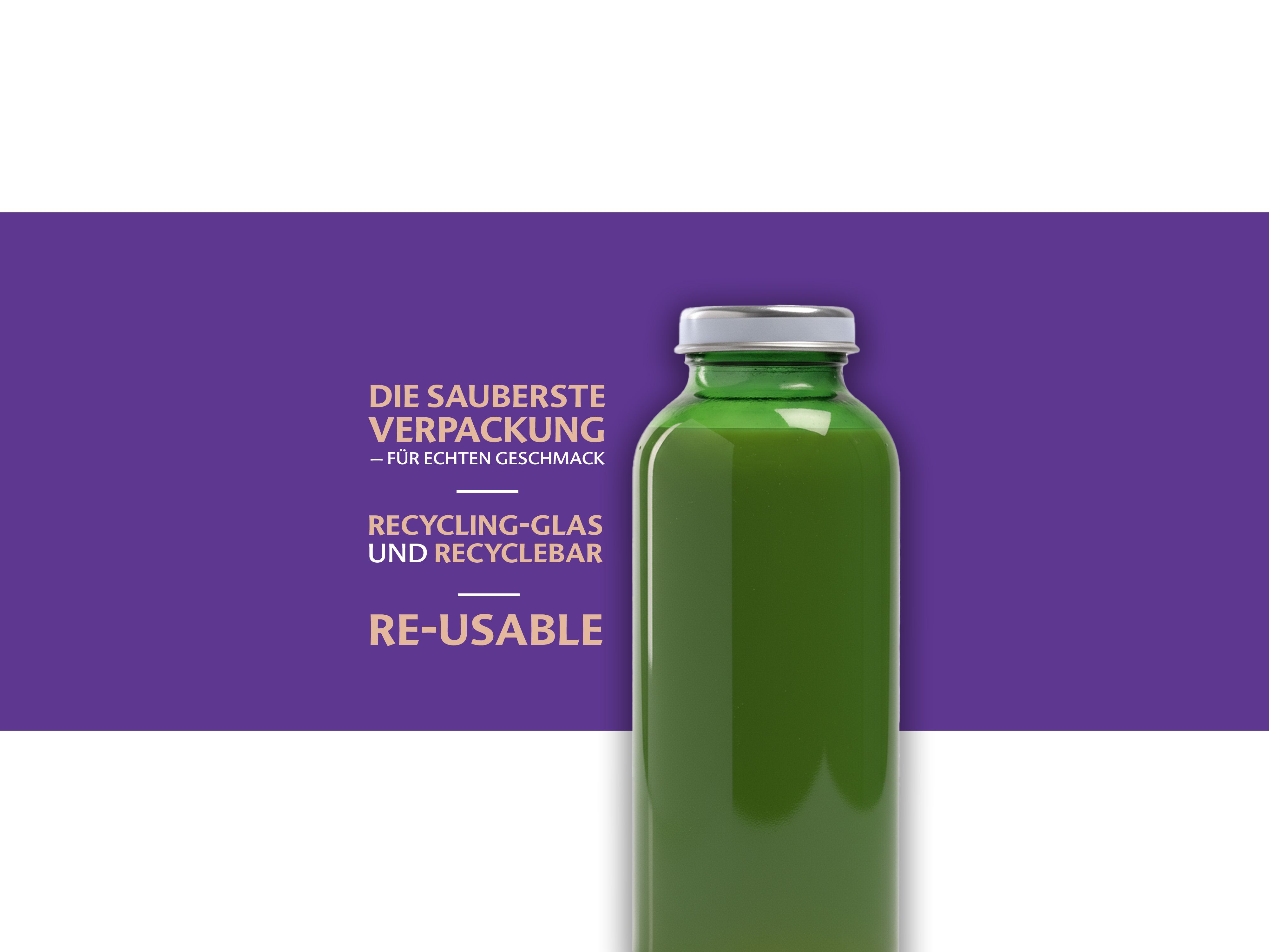 Grüne Glasflasche mit silbernem Deckel vor lila Hintergrund mit Text zu sauberer, recycelbarer und wiederverwendbarer Verpackung