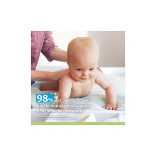 Ein Baby liegt auf dem Bauch auf einer weichen Unterlage. Im Hintergrund ist ein erwachsener Arm zu sehen, der das Baby sanft hält. Links unten steht in großer, weißer und blauer Schrift: '98 % der Tester finden die Reinigungsleistung des Feuchttuches sehr gut'. Der Hintergrund ist hell und freundlich gestaltet.
