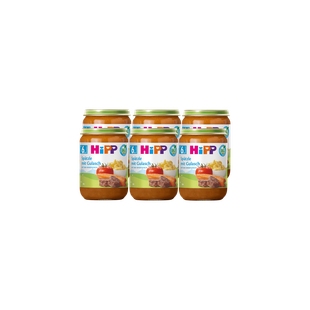 Sechserpack HiPP Bio Babygläschen Spätzle mit Gulasch, 6×190g, vor schwarzem Hintergrund angeordnet