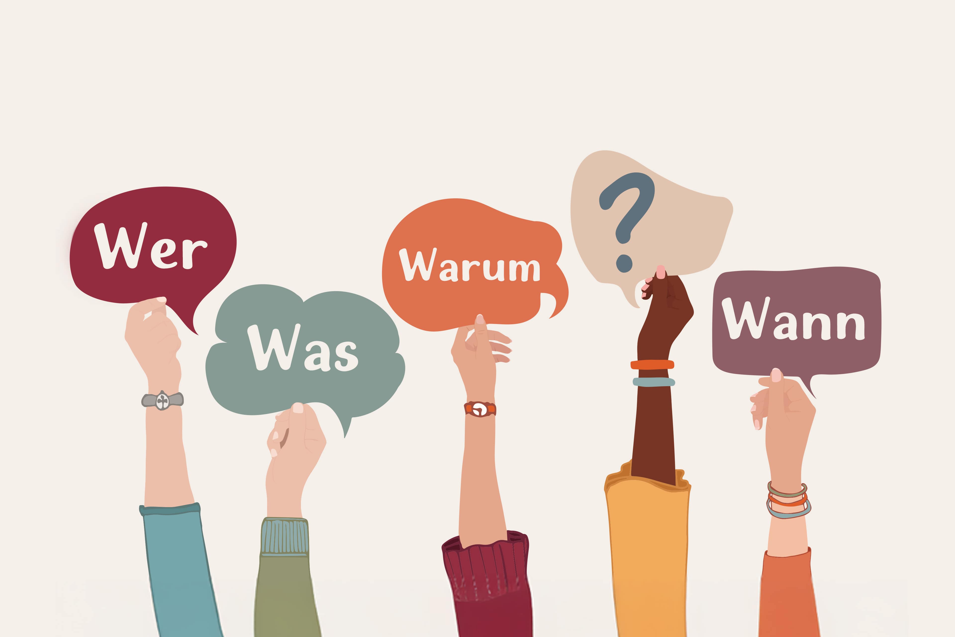 Mehrere Hände halten Sprechblasen mit deutschen Wörtern hoch, die jeweils eine andere Frage stellen.