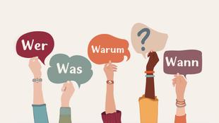 Mehrere Hände halten Sprechblasen mit deutschen Wörtern hoch, die jeweils eine andere Frage stellen.