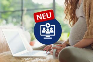 Eine Frau, die einen Laptop benutzt, mit einem blauen Symbol in der Mitte, das ein Webinar darstellt, und einer roten Aufschrift "NEU" in der oberen linken Ecke.