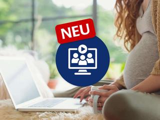 Schwangere sitzt entspannt mit Laptop und Tasse auf dem Sofa, darüber Icon für neue HiPP Webinare