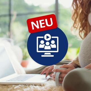 Schwangere sitzt entspannt mit Laptop und Tasse auf dem Sofa, darüber Icon für neue HiPP Webinare
